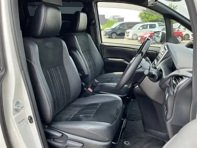 トヨタ エスクァイア Gi プレミアムパッケージ ブラックテーラード 奈良県 2020(令2)年 4.7万km ホワイトパールクリスタルシャイン 純正９インチナビ　/フルセグＴＶ　/BT/CD/DVD/SD/フリップダウンモニター　/両側パワースライドドア　/バックカメラ　/ＴＲＤフルエアロ/クルーズコントロール　/ハーフレザーシート　/シートヒーター　/衝突被害軽減システム　/スマートキー/ステアリングヒーター/ビルトインETC/純正15インチアルミホイール/フロアマット/前後コーナーセンサー/レーンキープアシスト