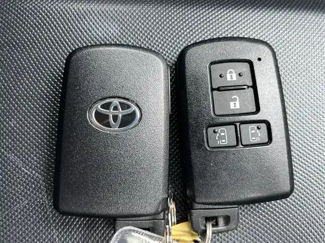 トヨタ エスクァイア Gi プレミアムパッケージ ブラックテーラード 奈良県 2020(令2)年 4.7万km ホワイトパールクリスタルシャイン 純正９インチナビ　/フルセグＴＶ　/BT/CD/DVD/SD/フリップダウンモニター　/両側パワースライドドア　/バックカメラ　/ＴＲＤフルエアロ/クルーズコントロール　/ハーフレザーシート　/シートヒーター　/衝突被害軽減システム　/スマートキー/ステアリングヒーター/ビルトインETC/純正15インチアルミホイール/フロアマット/前後コーナーセンサー/レーンキープアシスト