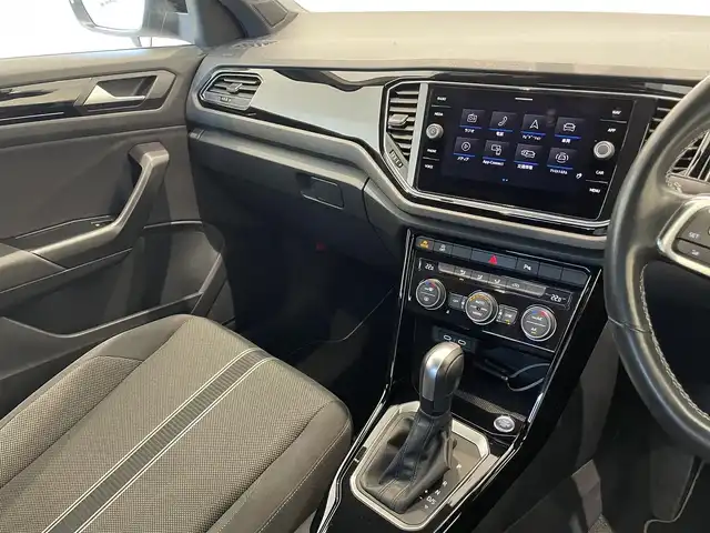 フォルクスワーゲン ＶＷ Ｔ－ロック TDI ブラックスタイル 福岡県 2022(令4)年 3.1万km 白 純正ナビ　/バックカメラ　/デジタルメータークラスター　/ＡＣＣ　/ＢＳＭ　/レーンキープ　/ＡｐｐｌｅＣａｒＰｌａｙ／Ａｎｄｒｏｉｄ　Ａｕｔｏ　/パワーバックドア　/スマートキー　/ＬＥＤライト　/専用１８インチＡＷ