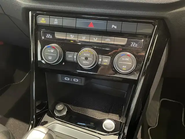 フォルクスワーゲン ＶＷ Ｔ－ロック TDI ブラックスタイル 福岡県 2022(令4)年 3.1万km 白 純正ナビ　/バックカメラ　/デジタルメータークラスター　/ＡＣＣ　/ＢＳＭ　/レーンキープ　/ＡｐｐｌｅＣａｒＰｌａｙ／Ａｎｄｒｏｉｄ　Ａｕｔｏ　/パワーバックドア　/スマートキー　/ＬＥＤライト　/専用１８インチＡＷ