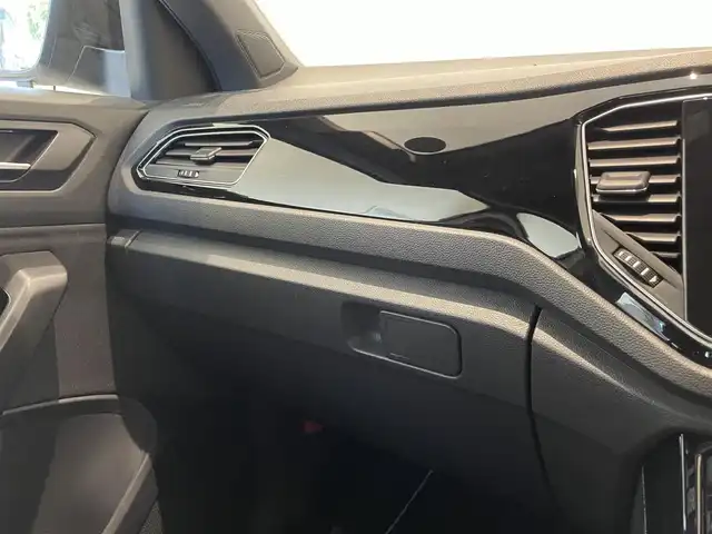 フォルクスワーゲン ＶＷ Ｔ－ロック TDI ブラックスタイル 福岡県 2022(令4)年 3.1万km 白 純正ナビ　/バックカメラ　/デジタルメータークラスター　/ＡＣＣ　/ＢＳＭ　/レーンキープ　/ＡｐｐｌｅＣａｒＰｌａｙ／Ａｎｄｒｏｉｄ　Ａｕｔｏ　/パワーバックドア　/スマートキー　/ＬＥＤライト　/専用１８インチＡＷ