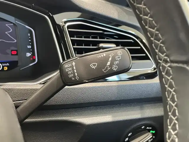 フォルクスワーゲン ＶＷ Ｔ－ロック TDI ブラックスタイル 福岡県 2022(令4)年 3.1万km 白 純正ナビ　/バックカメラ　/デジタルメータークラスター　/ＡＣＣ　/ＢＳＭ　/レーンキープ　/ＡｐｐｌｅＣａｒＰｌａｙ／Ａｎｄｒｏｉｄ　Ａｕｔｏ　/パワーバックドア　/スマートキー　/ＬＥＤライト　/専用１８インチＡＷ