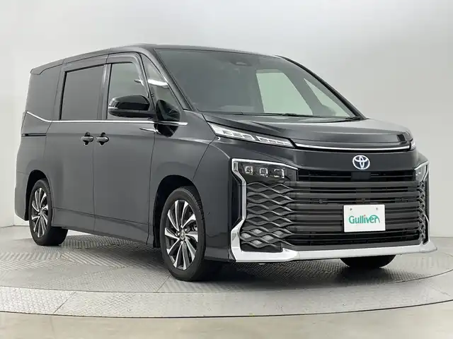 トヨタ ヴォクシー ハイブリッド S－Z 新潟県 2022(令4)年 1.6万km アティチュードブラックマイカ トヨタセーフティセンス/フリップダウンモニター/快適利便パッケージHigh/純正10.5インチナビ/　CD/DVD/BT/フルセグ/パノラミックビューカメラ/アダプティブレーダークルーズ（渋滞支援）/ブラインドスポットモニター/両側パワースライドドア/パワーバックドア/レーダークルーズコントロール/三眼LEDオートライト/ハーフレザーシート/1、2列目シートヒーター/純正17インチアルミホイール/ステアリングリモコン/ブラインドスポットモニター/オットマン/nanoeX/デジタルインナーミラー/ステアリングヒーター/スマートキー/ビルトインETC2.0