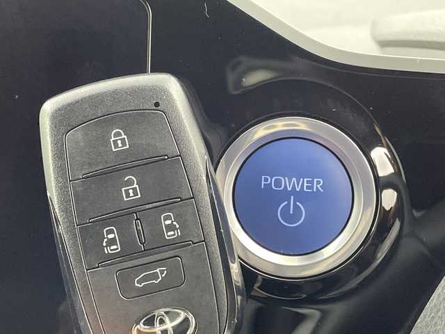 トヨタ ヴォクシー ハイブリッド S－Z 新潟県 2022(令4)年 1.6万km アティチュードブラックマイカ トヨタセーフティセンス/フリップダウンモニター/快適利便パッケージHigh/純正10.5インチナビ/　CD/DVD/BT/フルセグ/パノラミックビューカメラ/アダプティブレーダークルーズ（渋滞支援）/ブラインドスポットモニター/両側パワースライドドア/パワーバックドア/レーダークルーズコントロール/三眼LEDオートライト/ハーフレザーシート/1、2列目シートヒーター/純正17インチアルミホイール/ステアリングリモコン/ブラインドスポットモニター/オットマン/nanoeX/デジタルインナーミラー/ステアリングヒーター/スマートキー/ビルトインETC2.0