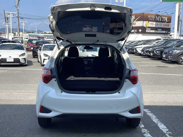 トヨタ ヴィッツ F セーフティーエディションⅢ 徳島県 2019(令1)年 5.8万km ホワイトパールクリスタルシャイン 純正7型ナビ　/（BT/フルセグ/CD/ラジオ）/バックカメラ/レーンキープアシスト　/衝突被害軽減システム　/ETC/電格ミラー/ウィンカーミラー　　/ドアバイザー　/フォグランプ　/ＬＥＤヘッドライト/オートライト/オートマチックハイビーム/ワンオーナー/ステアリングリモコン/プッシュスタート/純正フロアマット