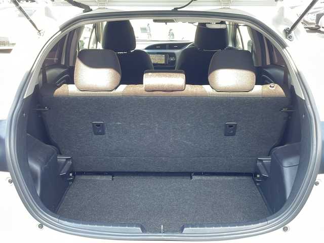 トヨタ ヴィッツ F セーフティーエディションⅢ 徳島県 2019(令1)年 5.8万km ホワイトパールクリスタルシャイン 純正7型ナビ　/（BT/フルセグ/CD/ラジオ）/バックカメラ/レーンキープアシスト　/衝突被害軽減システム　/ETC/電格ミラー/ウィンカーミラー　　/ドアバイザー　/フォグランプ　/ＬＥＤヘッドライト/オートライト/オートマチックハイビーム/ワンオーナー/ステアリングリモコン/プッシュスタート/純正フロアマット