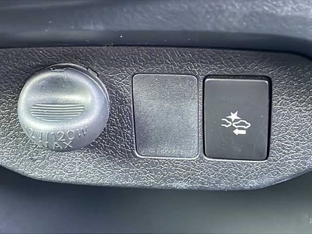 トヨタ ヴィッツ F セーフティーエディションⅢ 徳島県 2019(令1)年 5.8万km ホワイトパールクリスタルシャイン 純正7型ナビ　/（BT/フルセグ/CD/ラジオ）/バックカメラ/レーンキープアシスト　/衝突被害軽減システム　/ETC/電格ミラー/ウィンカーミラー　　/ドアバイザー　/フォグランプ　/ＬＥＤヘッドライト/オートライト/オートマチックハイビーム/ワンオーナー/ステアリングリモコン/プッシュスタート/純正フロアマット