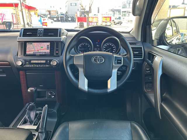 トヨタ ランドクルーザー プラド TX Lパッケージ 福岡県 2017(平29)年 6.1万km ブラック 純正ナビ/TV（フルセグ）/FM／AM/Bluetoothオーディオ/ipod/USB/DISC/SD/シートヒーター（DN）/クルーズコントロール/電動格納ミラー/横滑り防止/オートライト/パワーシート（DN）/ドライブレコーダー前（ＳＤあり）/プッシュスタート/純正フロアマット