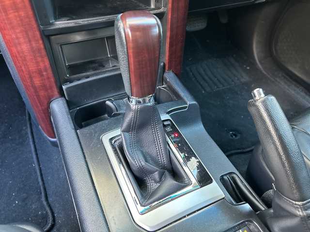 トヨタ ランドクルーザー プラド TX Lパッケージ 福岡県 2017(平29)年 6.1万km ブラック 純正ナビ/TV（フルセグ）/FM／AM/Bluetoothオーディオ/ipod/USB/DISC/SD/シートヒーター（DN）/クルーズコントロール/電動格納ミラー/横滑り防止/オートライト/パワーシート（DN）/ドライブレコーダー前（ＳＤあり）/プッシュスタート/純正フロアマット