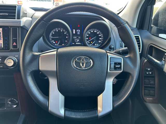 トヨタ ランドクルーザー プラド TX Lパッケージ 福岡県 2017(平29)年 6.1万km ブラック 純正ナビ/TV（フルセグ）/FM／AM/Bluetoothオーディオ/ipod/USB/DISC/SD/シートヒーター（DN）/クルーズコントロール/電動格納ミラー/横滑り防止/オートライト/パワーシート（DN）/ドライブレコーダー前（ＳＤあり）/プッシュスタート/純正フロアマット