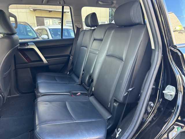 トヨタ ランドクルーザー プラド TX Lパッケージ 福岡県 2017(平29)年 6.1万km ブラック 純正ナビ/TV（フルセグ）/FM／AM/Bluetoothオーディオ/ipod/USB/DISC/SD/シートヒーター（DN）/クルーズコントロール/電動格納ミラー/横滑り防止/オートライト/パワーシート（DN）/ドライブレコーダー前（ＳＤあり）/プッシュスタート/純正フロアマット