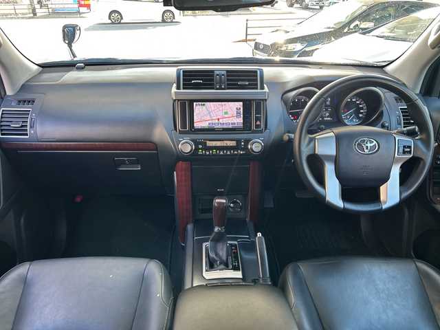 トヨタ ランドクルーザー プラド TX Lパッケージ 福岡県 2017(平29)年 6.1万km ブラック 純正ナビ/TV（フルセグ）/FM／AM/Bluetoothオーディオ/ipod/USB/DISC/SD/シートヒーター（DN）/クルーズコントロール/電動格納ミラー/横滑り防止/オートライト/パワーシート（DN）/ドライブレコーダー前（ＳＤあり）/プッシュスタート/純正フロアマット