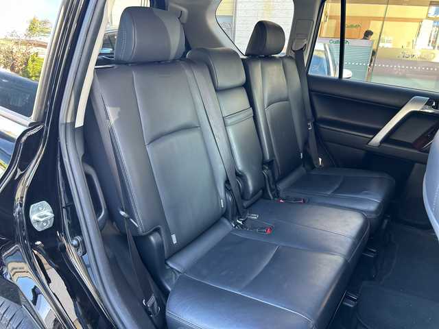 トヨタ ランドクルーザー プラド TX Lパッケージ 福岡県 2017(平29)年 6.1万km ブラック 純正ナビ/TV（フルセグ）/FM／AM/Bluetoothオーディオ/ipod/USB/DISC/SD/シートヒーター（DN）/クルーズコントロール/電動格納ミラー/横滑り防止/オートライト/パワーシート（DN）/ドライブレコーダー前（ＳＤあり）/プッシュスタート/純正フロアマット