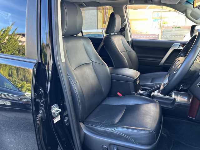 トヨタ ランドクルーザー プラド TX Lパッケージ 福岡県 2017(平29)年 6.1万km ブラック 純正ナビ/TV（フルセグ）/FM／AM/Bluetoothオーディオ/ipod/USB/DISC/SD/シートヒーター（DN）/クルーズコントロール/電動格納ミラー/横滑り防止/オートライト/パワーシート（DN）/ドライブレコーダー前（ＳＤあり）/プッシュスタート/純正フロアマット