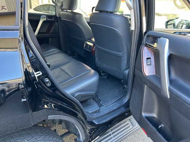 トヨタ ランドクルーザー プラド TX Lパッケージ 福岡県 2017(平29)年 6.1万km ブラック 純正ナビ/TV（フルセグ）/FM／AM/Bluetoothオーディオ/ipod/USB/DISC/SD/シートヒーター（DN）/クルーズコントロール/電動格納ミラー/横滑り防止/オートライト/パワーシート（DN）/ドライブレコーダー前（ＳＤあり）/プッシュスタート/純正フロアマット