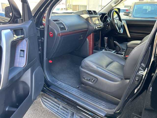 トヨタ ランドクルーザー プラド TX Lパッケージ 福岡県 2017(平29)年 6.1万km ブラック 純正ナビ/TV（フルセグ）/FM／AM/Bluetoothオーディオ/ipod/USB/DISC/SD/シートヒーター（DN）/クルーズコントロール/電動格納ミラー/横滑り防止/オートライト/パワーシート（DN）/ドライブレコーダー前（ＳＤあり）/プッシュスタート/純正フロアマット