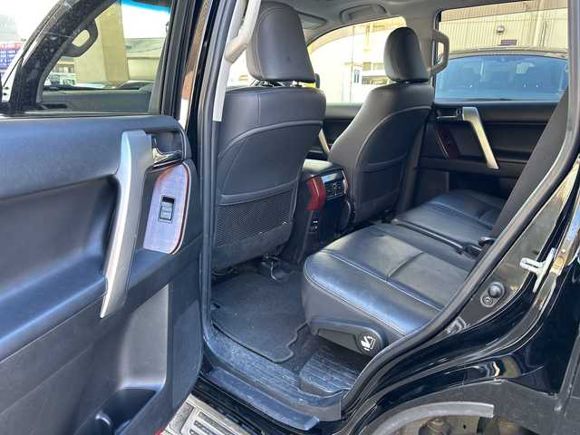 トヨタ ランドクルーザー プラド TX Lパッケージ 福岡県 2017(平29)年 6.1万km ブラック 純正ナビ/TV（フルセグ）/FM／AM/Bluetoothオーディオ/ipod/USB/DISC/SD/シートヒーター（DN）/クルーズコントロール/電動格納ミラー/横滑り防止/オートライト/パワーシート（DN）/ドライブレコーダー前（ＳＤあり）/プッシュスタート/純正フロアマット