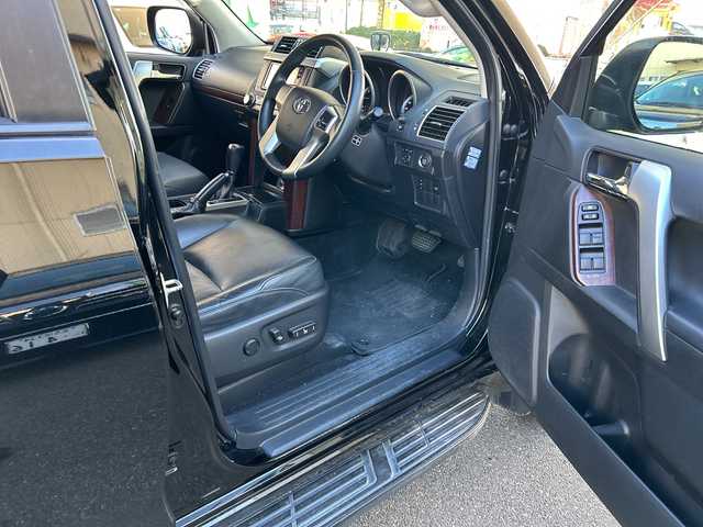 トヨタ ランドクルーザー プラド TX Lパッケージ 福岡県 2017(平29)年 6.1万km ブラック 純正ナビ/TV（フルセグ）/FM／AM/Bluetoothオーディオ/ipod/USB/DISC/SD/シートヒーター（DN）/クルーズコントロール/電動格納ミラー/横滑り防止/オートライト/パワーシート（DN）/ドライブレコーダー前（ＳＤあり）/プッシュスタート/純正フロアマット