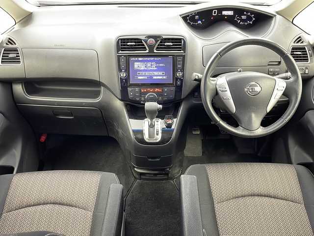 日産 セレナ HWS S HV Vセレ +SeftyⅡ 大阪府 2016(平28)年 4.9万km ブリリアントホワイトパール 純正9インチナビ/・AM/FM/・フルセグTV/・CD/DVD/・Bluetooth/・AUX/純正フリップダウンモニター/アラウンドビューモニター/両側パワースライドドア/ETC/クルーズコントロール/LEDヘッドライト/前後コーナーセンサー/オートライト