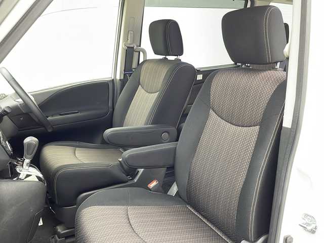 日産 セレナ HWS S HV Vセレ +SeftyⅡ 大阪府 2016(平28)年 4.9万km ブリリアントホワイトパール 純正9インチナビ/・AM/FM/・フルセグTV/・CD/DVD/・Bluetooth/・AUX/純正フリップダウンモニター/アラウンドビューモニター/両側パワースライドドア/ETC/クルーズコントロール/LEDヘッドライト/前後コーナーセンサー/オートライト