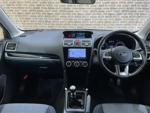 スバル フォレスター 2．0i－L 新潟県 2017(平29)年 1.6万km クリスタルホワイトP 6速マニュアルミッション/４WD/SSR製１７インチアルミホイール/クルーズコントロール/ステアリング連動ヘッドランプ/SI-DRIVE/横滑り防止装置/純正ナビ/フルセグTV/ステアリングスイッチ/ETC/オートエアコン/パワーシート(前席)/シートヒーター(前席・後席左右)/オートライト/LEDヘッドランプ/フロント・リヤフォグランプ/純正アルミホイール積み込み有