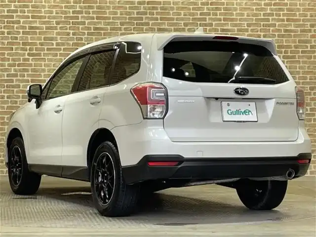 スバル フォレスター 2．0i－L 新潟県 2017(平29)年 1.6万km クリスタルホワイトP 6速マニュアルミッション/４WD/SSR製１７インチアルミホイール/クルーズコントロール/ステアリング連動ヘッドランプ/SI-DRIVE/横滑り防止装置/純正ナビ/フルセグTV/ステアリングスイッチ/ETC/オートエアコン/パワーシート(前席)/シートヒーター(前席・後席左右)/オートライト/LEDヘッドランプ/フロント・リヤフォグランプ/純正アルミホイール積み込み有