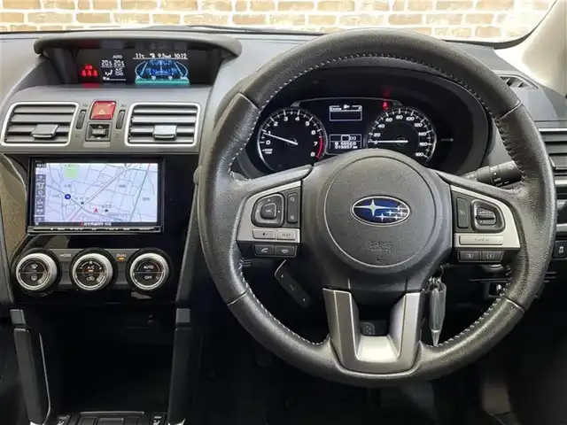 スバル フォレスター 2．0i－L 新潟県 2017(平29)年 1.6万km クリスタルホワイトP 6速マニュアルミッション/４WD/SSR製１７インチアルミホイール/クルーズコントロール/ステアリング連動ヘッドランプ/SI-DRIVE/横滑り防止装置/純正ナビ/フルセグTV/ステアリングスイッチ/ETC/オートエアコン/パワーシート(前席)/シートヒーター(前席・後席左右)/オートライト/LEDヘッドランプ/フロント・リヤフォグランプ/純正アルミホイール積み込み有