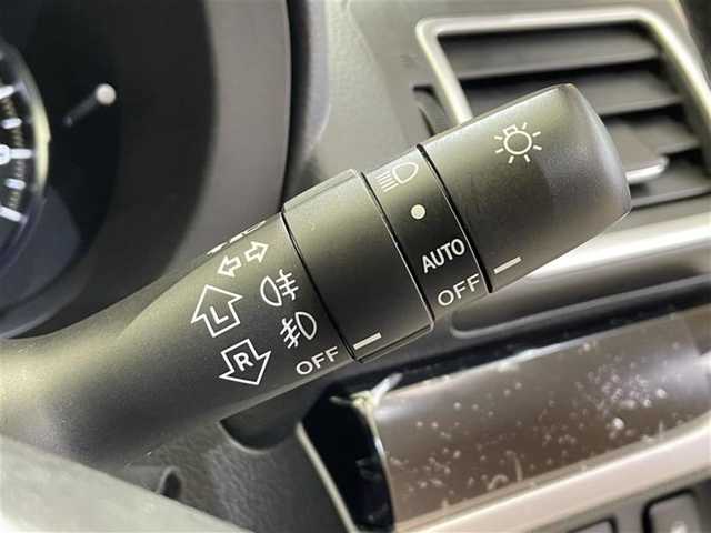 スバル フォレスター 2．0i－L 新潟県 2017(平29)年 1.6万km クリスタルホワイトP 6速マニュアルミッション/４WD/SSR製１７インチアルミホイール/クルーズコントロール/ステアリング連動ヘッドランプ/SI-DRIVE/横滑り防止装置/純正ナビ/フルセグTV/ステアリングスイッチ/ETC/オートエアコン/パワーシート(前席)/シートヒーター(前席・後席左右)/オートライト/LEDヘッドランプ/フロント・リヤフォグランプ/純正アルミホイール積み込み有