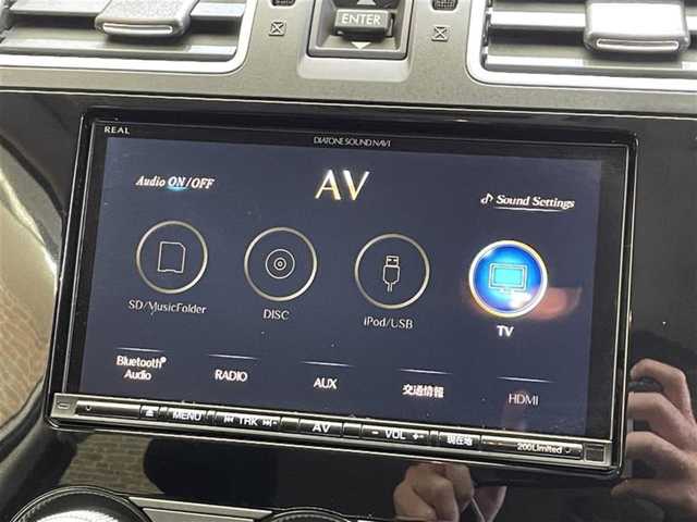 スバル フォレスター 2．0i－L 新潟県 2017(平29)年 1.6万km クリスタルホワイトP 6速マニュアルミッション/４WD/SSR製１７インチアルミホイール/クルーズコントロール/ステアリング連動ヘッドランプ/SI-DRIVE/横滑り防止装置/純正ナビ/フルセグTV/ステアリングスイッチ/ETC/オートエアコン/パワーシート(前席)/シートヒーター(前席・後席左右)/オートライト/LEDヘッドランプ/フロント・リヤフォグランプ/純正アルミホイール積み込み有