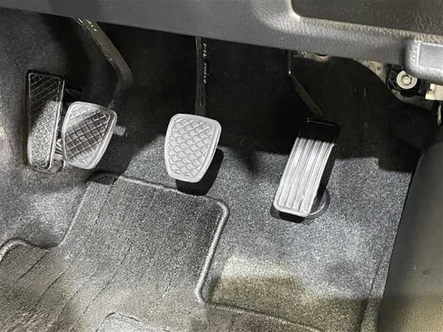 スバル フォレスター 2．0i－L 新潟県 2017(平29)年 1.6万km クリスタルホワイトP 6速マニュアルミッション/４WD/SSR製１７インチアルミホイール/クルーズコントロール/ステアリング連動ヘッドランプ/SI-DRIVE/横滑り防止装置/純正ナビ/フルセグTV/ステアリングスイッチ/ETC/オートエアコン/パワーシート(前席)/シートヒーター(前席・後席左右)/オートライト/LEDヘッドランプ/フロント・リヤフォグランプ/純正アルミホイール積み込み有