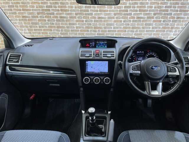 スバル フォレスター 2．0i－L 新潟県 2017(平29)年 1.6万km クリスタルホワイトP 6速マニュアルミッション/４WD/SSR製１７インチアルミホイール/クルーズコントロール/ステアリング連動ヘッドランプ/SI-DRIVE/横滑り防止装置/純正ナビ/フルセグTV/ステアリングスイッチ/ETC/オートエアコン/パワーシート(前席)/シートヒーター(前席・後席左右)/オートライト/LEDヘッドランプ/フロント・リヤフォグランプ/純正アルミホイール積み込み有