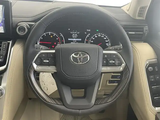 トヨタ ランドクルーザー ZX 愛知県 2024(令6)年 0.1千km プレシャスホワイトパール 純正１２．３型ナビ　ムーンルーフ　モデリスタ　禁煙　ＪＢＬサウンド　ベージュ革　全方位カメラ　シートヒーター　ハンドルヒーター　ハンズフリー電動リアゲート　衝突軽減　追従クルコン　ＢＳＭ　ＨＵＤ　コーナーセンサー　サイドステップ　スマートエントリーシステム　マルチテレーンモニター　　プリクラッシュセーフティ　Tコネクトナビシステムオプション　TVキャンセラー