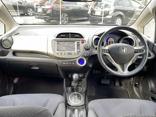 ホンダ フィット ハイブリット ナビ プレミアムセレクション 山口県 2010(平22)年 9.2万km プレミアムホワイトパール 純正ナビ/DVD/CD/MSV/ワンセグTV/バックカメラ/純正HIDヘッドライト/オートライト/純正１５インチアルミホイール/革巻きステアリング/ステアリングスイッチ/パドルシフト/クルーズコントロール/前席シートヒーター/横滑り防止/スマートキー/ビルトインETC/純正フロアマット/純正ドアバイザー/電動格納ウインカードアミラー