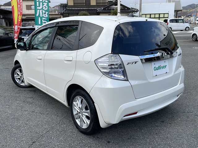 ホンダ フィット ハイブリット ナビ プレミアムセレクション 山口県 2010(平22)年 9.2万km プレミアムホワイトパール 純正ナビ/DVD/CD/MSV/ワンセグTV/バックカメラ/純正HIDヘッドライト/オートライト/純正１５インチアルミホイール/革巻きステアリング/ステアリングスイッチ/パドルシフト/クルーズコントロール/前席シートヒーター/横滑り防止/スマートキー/ビルトインETC/純正フロアマット/純正ドアバイザー/電動格納ウインカードアミラー