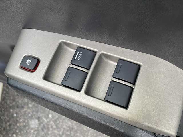 ホンダ フィット ハイブリット ナビ プレミアムセレクション 山口県 2010(平22)年 9.2万km プレミアムホワイトパール 純正ナビ/DVD/CD/MSV/ワンセグTV/バックカメラ/純正HIDヘッドライト/オートライト/純正１５インチアルミホイール/革巻きステアリング/ステアリングスイッチ/パドルシフト/クルーズコントロール/前席シートヒーター/横滑り防止/スマートキー/ビルトインETC/純正フロアマット/純正ドアバイザー/電動格納ウインカードアミラー