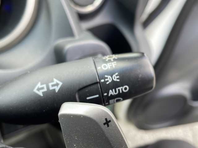 ホンダ フィット ハイブリット ナビ プレミアムセレクション 山口県 2010(平22)年 9.2万km プレミアムホワイトパール 純正ナビ/DVD/CD/MSV/ワンセグTV/バックカメラ/純正HIDヘッドライト/オートライト/純正１５インチアルミホイール/革巻きステアリング/ステアリングスイッチ/パドルシフト/クルーズコントロール/前席シートヒーター/横滑り防止/スマートキー/ビルトインETC/純正フロアマット/純正ドアバイザー/電動格納ウインカードアミラー