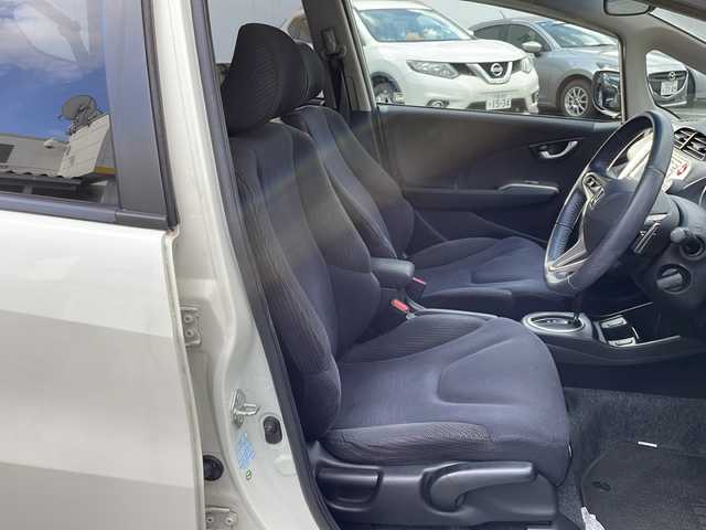 ホンダ フィット ハイブリット ナビ プレミアムセレクション 山口県 2010(平22)年 9.2万km プレミアムホワイトパール 純正ナビ/DVD/CD/MSV/ワンセグTV/バックカメラ/純正HIDヘッドライト/オートライト/純正１５インチアルミホイール/革巻きステアリング/ステアリングスイッチ/パドルシフト/クルーズコントロール/前席シートヒーター/横滑り防止/スマートキー/ビルトインETC/純正フロアマット/純正ドアバイザー/電動格納ウインカードアミラー