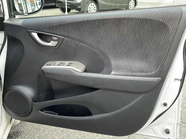 ホンダ フィット ハイブリット ナビ プレミアムセレクション 山口県 2010(平22)年 9.2万km プレミアムホワイトパール 純正ナビ/DVD/CD/MSV/ワンセグTV/バックカメラ/純正HIDヘッドライト/オートライト/純正１５インチアルミホイール/革巻きステアリング/ステアリングスイッチ/パドルシフト/クルーズコントロール/前席シートヒーター/横滑り防止/スマートキー/ビルトインETC/純正フロアマット/純正ドアバイザー/電動格納ウインカードアミラー