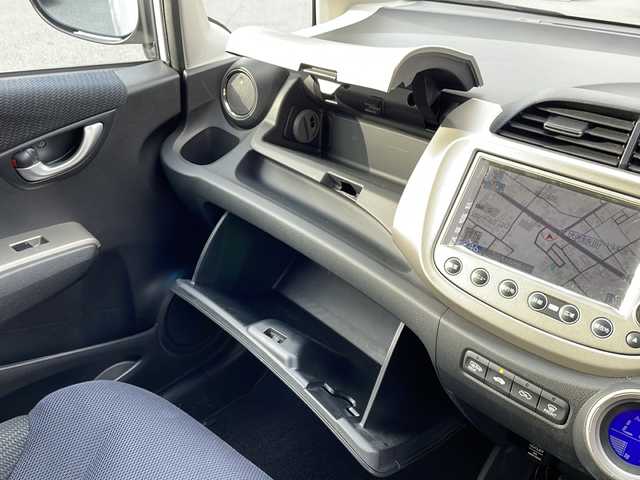 ホンダ フィット ハイブリット ナビ プレミアムセレクション 山口県 2010(平22)年 9.2万km プレミアムホワイトパール 純正ナビ/DVD/CD/MSV/ワンセグTV/バックカメラ/純正HIDヘッドライト/オートライト/純正１５インチアルミホイール/革巻きステアリング/ステアリングスイッチ/パドルシフト/クルーズコントロール/前席シートヒーター/横滑り防止/スマートキー/ビルトインETC/純正フロアマット/純正ドアバイザー/電動格納ウインカードアミラー