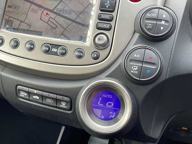 ホンダ フィット ハイブリット ナビ プレミアムセレクション 山口県 2010(平22)年 9.2万km プレミアムホワイトパール 純正ナビ/DVD/CD/MSV/ワンセグTV/バックカメラ/純正HIDヘッドライト/オートライト/純正１５インチアルミホイール/革巻きステアリング/ステアリングスイッチ/パドルシフト/クルーズコントロール/前席シートヒーター/横滑り防止/スマートキー/ビルトインETC/純正フロアマット/純正ドアバイザー/電動格納ウインカードアミラー