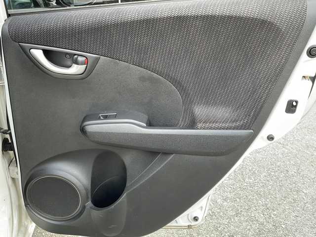 ホンダ フィット ハイブリット ナビ プレミアムセレクション 山口県 2010(平22)年 9.2万km プレミアムホワイトパール 純正ナビ/DVD/CD/MSV/ワンセグTV/バックカメラ/純正HIDヘッドライト/オートライト/純正１５インチアルミホイール/革巻きステアリング/ステアリングスイッチ/パドルシフト/クルーズコントロール/前席シートヒーター/横滑り防止/スマートキー/ビルトインETC/純正フロアマット/純正ドアバイザー/電動格納ウインカードアミラー