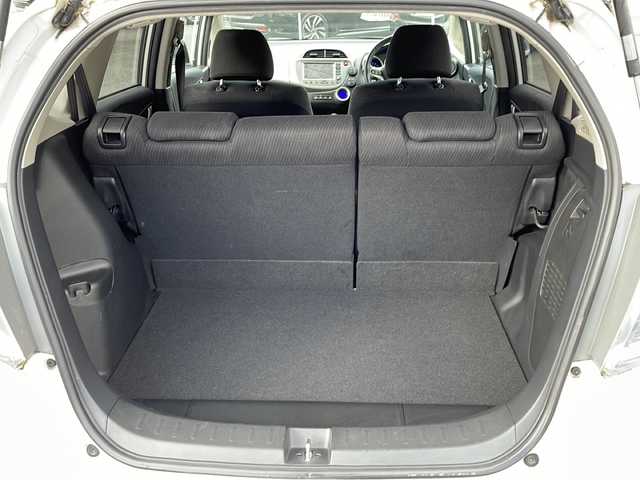 ホンダ フィット ハイブリット ナビ プレミアムセレクション 山口県 2010(平22)年 9.2万km プレミアムホワイトパール 純正ナビ/DVD/CD/MSV/ワンセグTV/バックカメラ/純正HIDヘッドライト/オートライト/純正１５インチアルミホイール/革巻きステアリング/ステアリングスイッチ/パドルシフト/クルーズコントロール/前席シートヒーター/横滑り防止/スマートキー/ビルトインETC/純正フロアマット/純正ドアバイザー/電動格納ウインカードアミラー