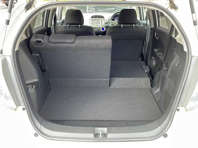 ホンダ フィット ハイブリット ナビ プレミアムセレクション 山口県 2010(平22)年 9.2万km プレミアムホワイトパール 純正ナビ/DVD/CD/MSV/ワンセグTV/バックカメラ/純正HIDヘッドライト/オートライト/純正１５インチアルミホイール/革巻きステアリング/ステアリングスイッチ/パドルシフト/クルーズコントロール/前席シートヒーター/横滑り防止/スマートキー/ビルトインETC/純正フロアマット/純正ドアバイザー/電動格納ウインカードアミラー