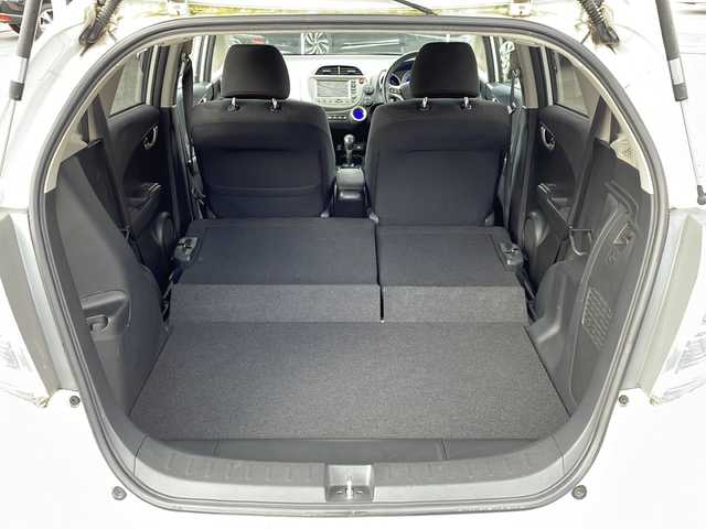 ホンダ フィット ハイブリット ナビ プレミアムセレクション 山口県 2010(平22)年 9.2万km プレミアムホワイトパール 純正ナビ/DVD/CD/MSV/ワンセグTV/バックカメラ/純正HIDヘッドライト/オートライト/純正１５インチアルミホイール/革巻きステアリング/ステアリングスイッチ/パドルシフト/クルーズコントロール/前席シートヒーター/横滑り防止/スマートキー/ビルトインETC/純正フロアマット/純正ドアバイザー/電動格納ウインカードアミラー