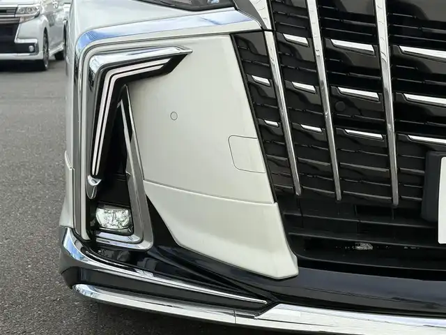 トヨタ アルファードハイブリット エグゼクティブ ラウンジ S 岩手県 2021(令3)年 5万km ホワイトパールクリスタルシャイン 禁煙車/4WD/モデリスタフルエアロ/モデリスタマフラー/ツインサンルーフ/LBLプレミアムサウンドシステム/ブラックレザーシート/純正フリップダウンモニター/全方位カメラ/パワーバックドア/AC100V電源/パワーシート/シートヒーター/エアシート/ハンドルヒーター/メーカーナビ/→フルセグTV/Bluetooth/CD/DVD/FM/AM/バックカメラ/ステアリングスイッチ/ブラインドスポットモニター/追従型クルーズコントロール/レーンキープアシスト/クリアランスソナー/パーキングサポートブレーキ/衝突軽減システム/リアクロストラフィックアラート/ロードアシストサイン/オートライト/オートハイビーム/LEDヘッドライト/LEDフォグライト/〇プッシュスタート/〇電動格納ミラー/〇ウィンカーミラー/〇ドアバイザー/〇フロアマット/〇USBポート/〇シガーソケット/〇スマートキー/前後ドライブレコーダー/ビルトインETC/オットマン