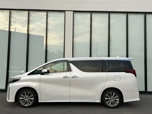 トヨタ アルファード S タイプゴールド 大阪府 2021(令3)年 3.9万km ホワイトパールクリスタルシャイン ワンオーナー　/純正９インチナビ　/   フルセグＴＶ/CD/DVD/Bluetooth/USB　/バックモニター　/フリップダウンモニター　/ツインムーンルーフ/トヨタセーフティセンス/コーナーセンサー　　/両側パワースライドドア　/電動リアゲート　/オットマン/純正18インチアルミホイール　/ビルトインＥＴＣ2.0/三眼ＬＥＤ/取扱説明書/保証書/記録簿