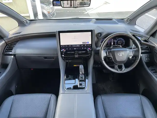 トヨタ アルファードハイブリット エグゼクティブ ラウンジ 東京都 2024(令6)年 2.4万km プラチナホワイトパールマイカ 純正ナビ/純正後席モニター/フルセグTV/Bluetooth/CD/DVD/USB/HDMI/左右独立ムーンルーフ/ユニバーサルステップ (左右)/JBLプレミアムサウンド/前後ドライブレコーダー/Toyota Safety Sense/・プリクラッシュセーフティ/・レーントレーシングアシスト/・先行車発進告知機能/・オートマチックハイビーム/・レーダークルーズコントロール/・クリアランスソナー/・ロードサインアシスト/・ブラインドスポットモニター/・ヘッドアップディスプレイ/パノラミックビューモニター/アドバンスドパーク/リアエンターテインメント/ETC2.0/デジタルインナーミラー/前後コーナーセンサー/両側パワースライドドア/パワーシート/パワーバックドア/シートヒーター/ベンチレーション/ステアリングヒーター/LEDヘッドライト/17インチ純正アルミホイール/スマートキー