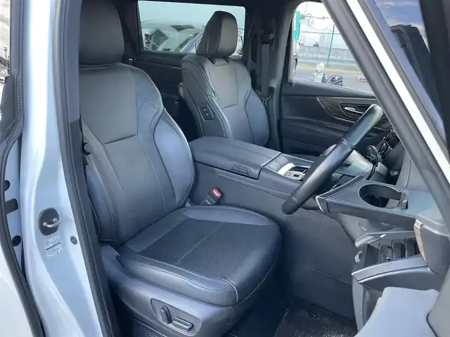 トヨタ アルファードハイブリット エグゼクティブ ラウンジ 東京都 2024(令6)年 2.4万km プラチナホワイトパールマイカ 純正ナビ/純正後席モニター/フルセグTV/Bluetooth/CD/DVD/USB/HDMI/左右独立ムーンルーフ/ユニバーサルステップ (左右)/JBLプレミアムサウンド/前後ドライブレコーダー/Toyota Safety Sense/・プリクラッシュセーフティ/・レーントレーシングアシスト/・先行車発進告知機能/・オートマチックハイビーム/・レーダークルーズコントロール/・クリアランスソナー/・ロードサインアシスト/・ブラインドスポットモニター/・ヘッドアップディスプレイ/パノラミックビューモニター/アドバンスドパーク/リアエンターテインメント/ETC2.0/デジタルインナーミラー/前後コーナーセンサー/両側パワースライドドア/パワーシート/パワーバックドア/シートヒーター/ベンチレーション/ステアリングヒーター/LEDヘッドライト/17インチ純正アルミホイール/スマートキー