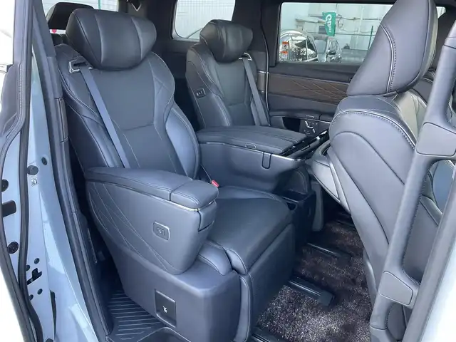 トヨタ アルファードハイブリット エグゼクティブ ラウンジ 東京都 2024(令6)年 2.4万km プラチナホワイトパールマイカ 純正ナビ/純正後席モニター/フルセグTV/Bluetooth/CD/DVD/USB/HDMI/左右独立ムーンルーフ/ユニバーサルステップ (左右)/JBLプレミアムサウンド/前後ドライブレコーダー/Toyota Safety Sense/・プリクラッシュセーフティ/・レーントレーシングアシスト/・先行車発進告知機能/・オートマチックハイビーム/・レーダークルーズコントロール/・クリアランスソナー/・ロードサインアシスト/・ブラインドスポットモニター/・ヘッドアップディスプレイ/パノラミックビューモニター/アドバンスドパーク/リアエンターテインメント/ETC2.0/デジタルインナーミラー/前後コーナーセンサー/両側パワースライドドア/パワーシート/パワーバックドア/シートヒーター/ベンチレーション/ステアリングヒーター/LEDヘッドライト/17インチ純正アルミホイール/スマートキー