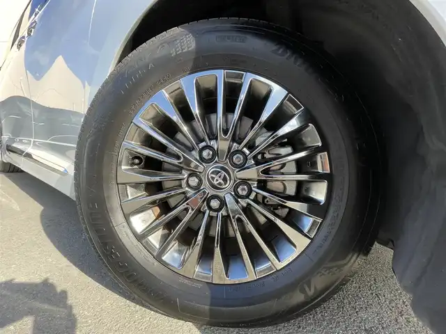 トヨタ アルファードハイブリット エグゼクティブ ラウンジ 東京都 2024(令6)年 2.4万km プラチナホワイトパールマイカ 純正ナビ/純正後席モニター/フルセグTV/Bluetooth/CD/DVD/USB/HDMI/左右独立ムーンルーフ/ユニバーサルステップ (左右)/JBLプレミアムサウンド/前後ドライブレコーダー/Toyota Safety Sense/・プリクラッシュセーフティ/・レーントレーシングアシスト/・先行車発進告知機能/・オートマチックハイビーム/・レーダークルーズコントロール/・クリアランスソナー/・ロードサインアシスト/・ブラインドスポットモニター/・ヘッドアップディスプレイ/パノラミックビューモニター/アドバンスドパーク/リアエンターテインメント/ETC2.0/デジタルインナーミラー/前後コーナーセンサー/両側パワースライドドア/パワーシート/パワーバックドア/シートヒーター/ベンチレーション/ステアリングヒーター/LEDヘッドライト/17インチ純正アルミホイール/スマートキー